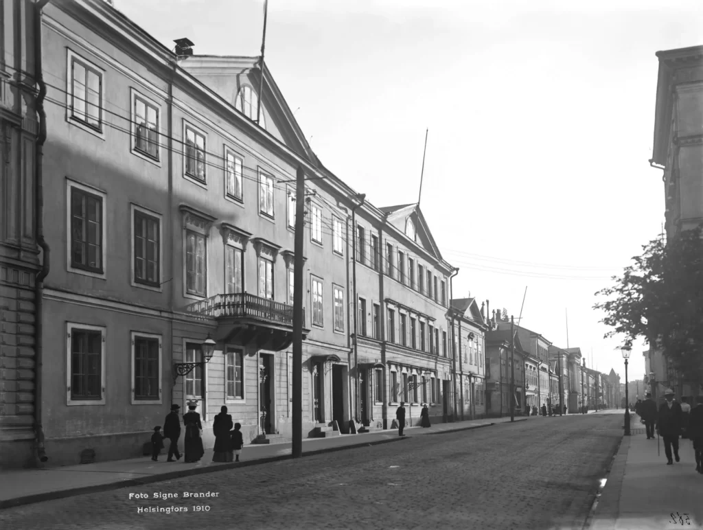 a black and white picture of Alexander's Street in Helsinki, Finland from 1910